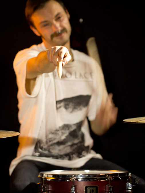 Schlagzeuger der Band Dearest