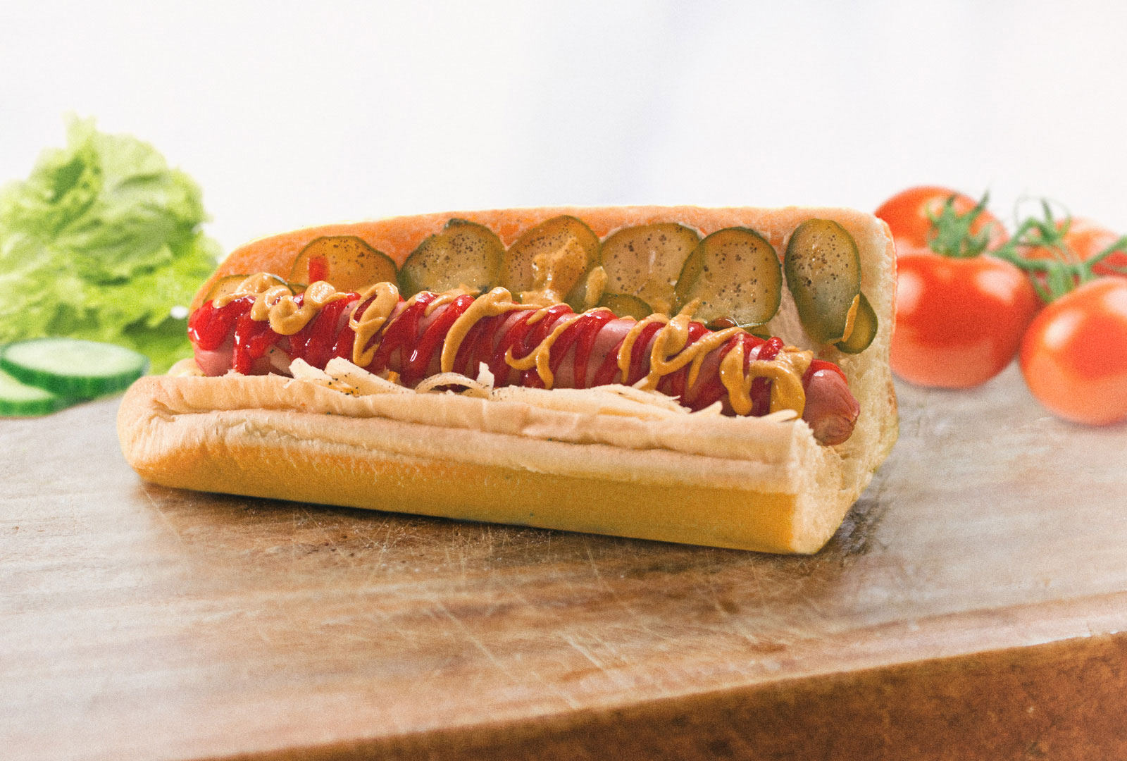 Produktfoto Hot Dog Sandwich mit Wurst und Gurken
