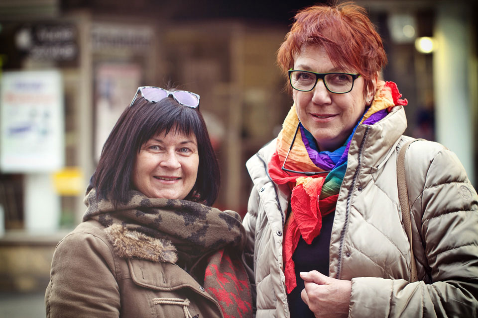 Portraitaufnahme zwei lächelnde Frauen, Nahaufnahme und im Freien